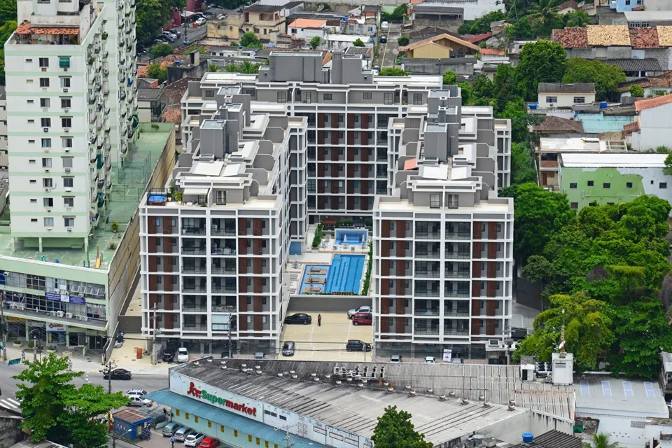 Vista aérea do condomínio residencial Brise Clube mostrando as torres e a infraestrutura externa