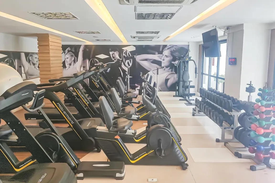 Sala de estar integrada com varanda gourmet em apartamento decorado do Brise Clube.
