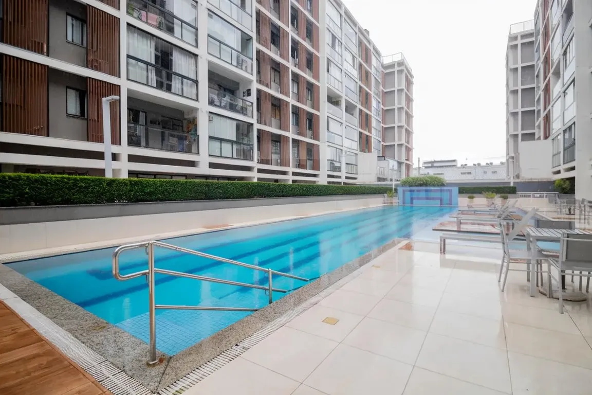 Piscina infantil segura com playground aquático no condomínio clube Brise.