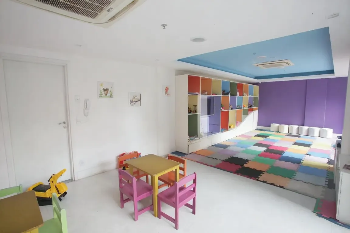 Quarto de casal com suíte, armários planejados e iluminação embutida no Brise Clube.