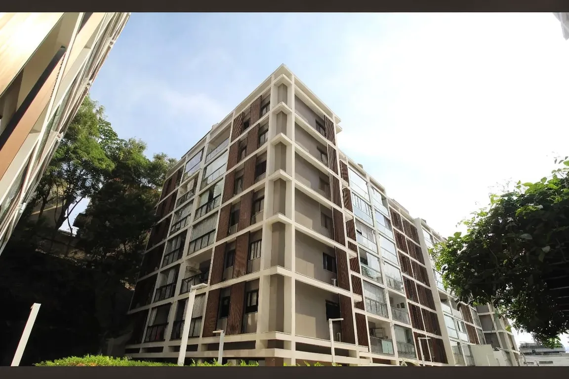 Detalhes da arquitetura contemporânea e acabamento externo do Brise Clube Condomínio