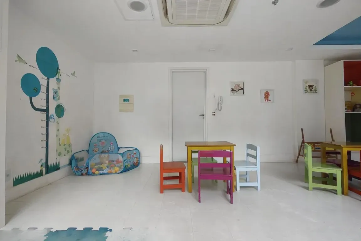 Cozinha americana planejada com conceito aberto para a sala no condomínio Brise.