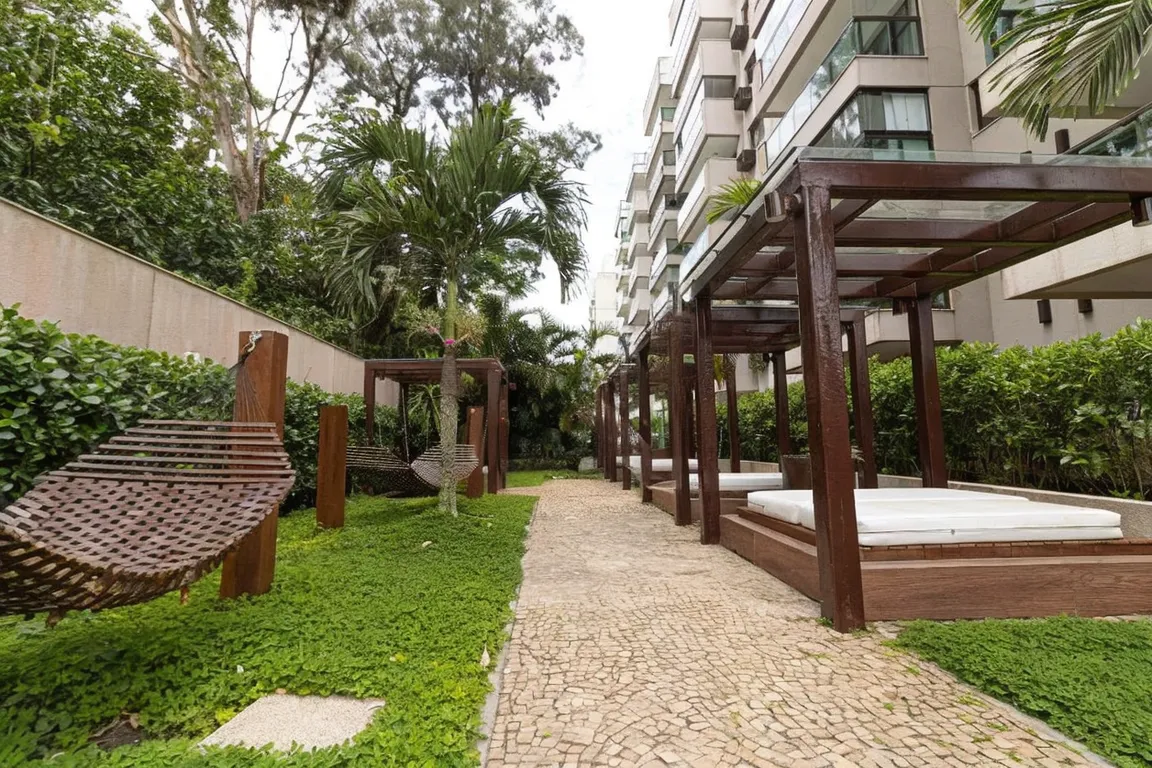 Diversão Infantil: Brinquedoteca temática e playground seguro para crianças no condomínio Ocean Pontal Residence.