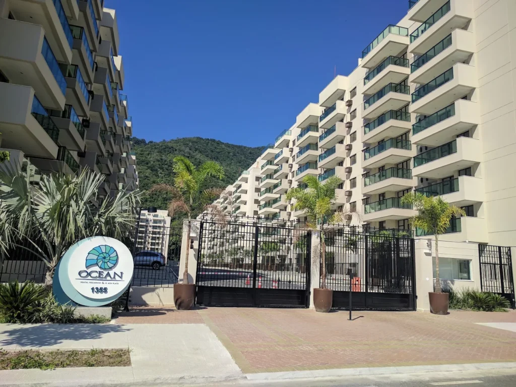 Fachada moderna de condomínio RJZ Cyrela no Pontal Oceânico, Recreio dos Bandeirantes, Rio de Janeiro.