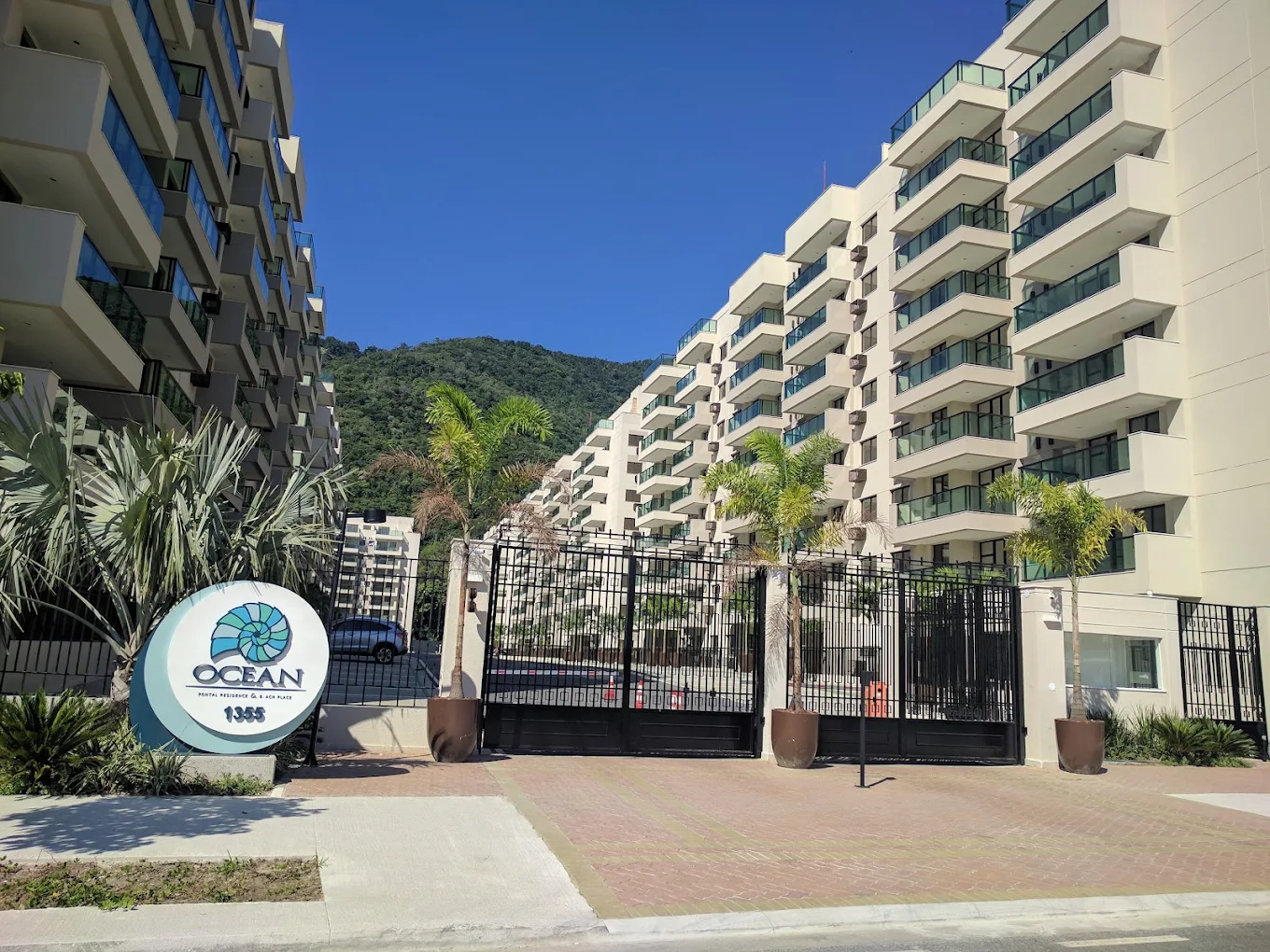 Fachada moderna de condomínio RJZ Cyrela no Pontal Oceânico, Recreio dos Bandeirantes, Rio de Janeiro.