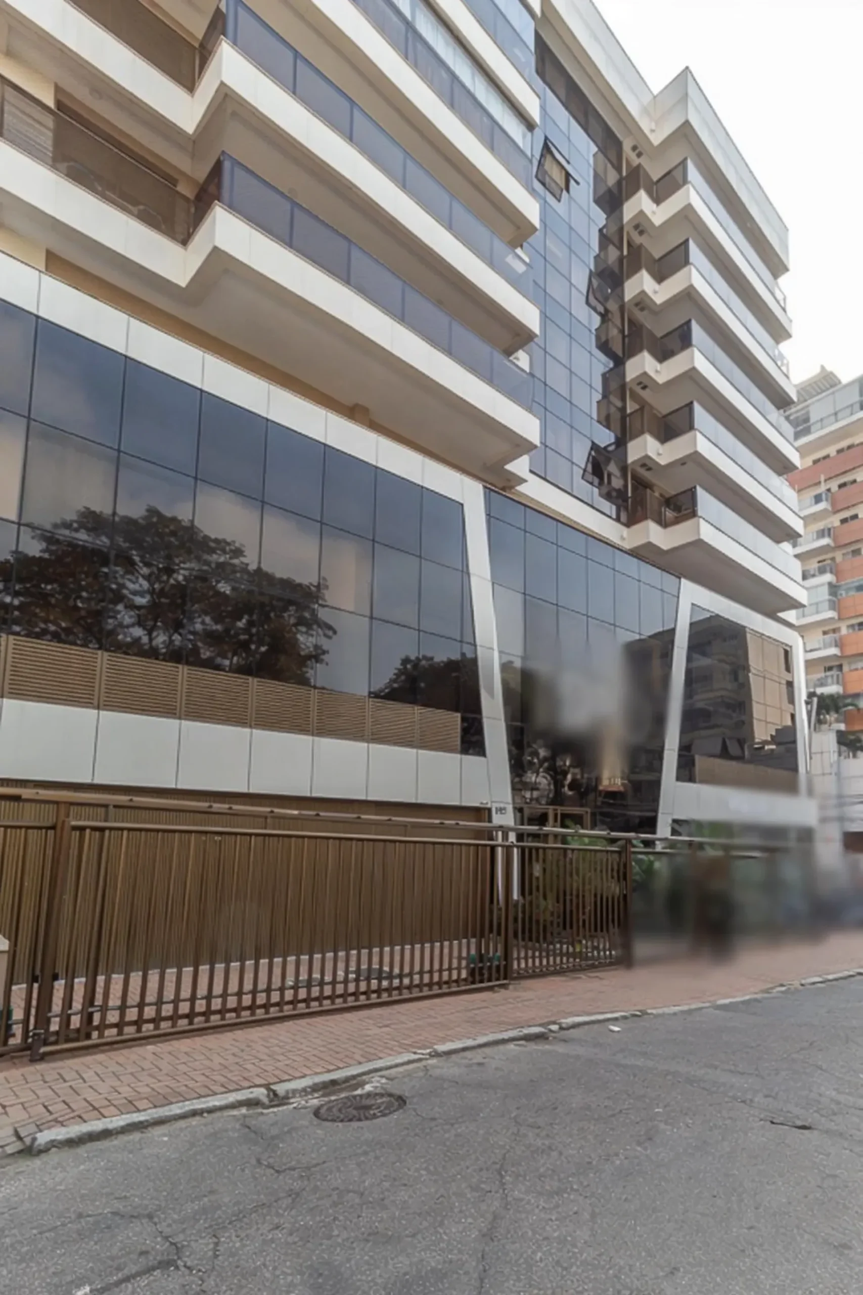 TRIO BOTAFOGO CONDOMINIO quarto de hóspedes com janela ampla e piso em porcelanato.
