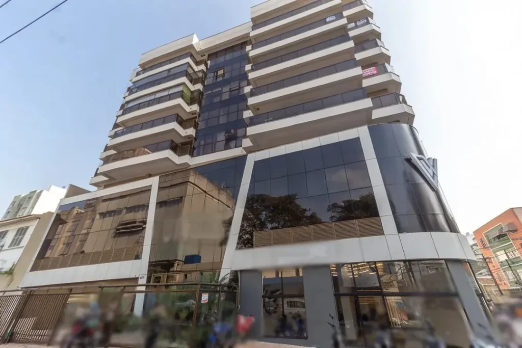 TRIO BOTAFOGO CONDOMINIO cozinha planejada com armários, cooktop e iluminação embutida.
