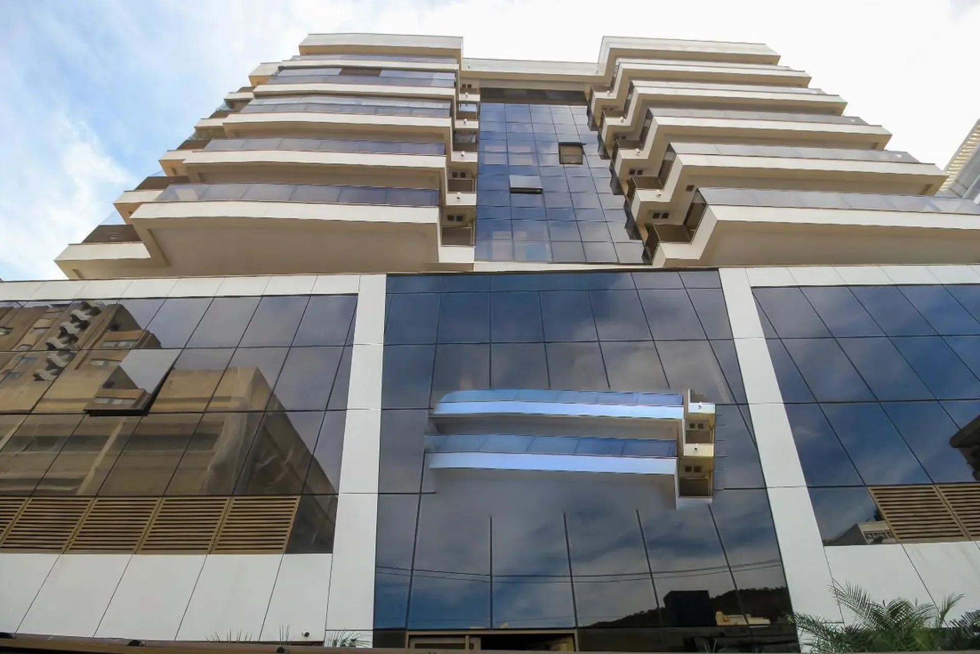 TRIO BOTAFOGO CONDOMINIO sala de estar integrada à varanda com vista para o bairro.