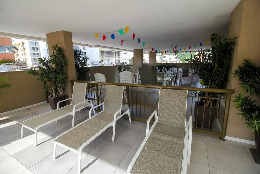 TRIO BOTAFOGO CONDOMINIO planta humanizada mostrando sala, quartos, cozinha e áreas de serviço.