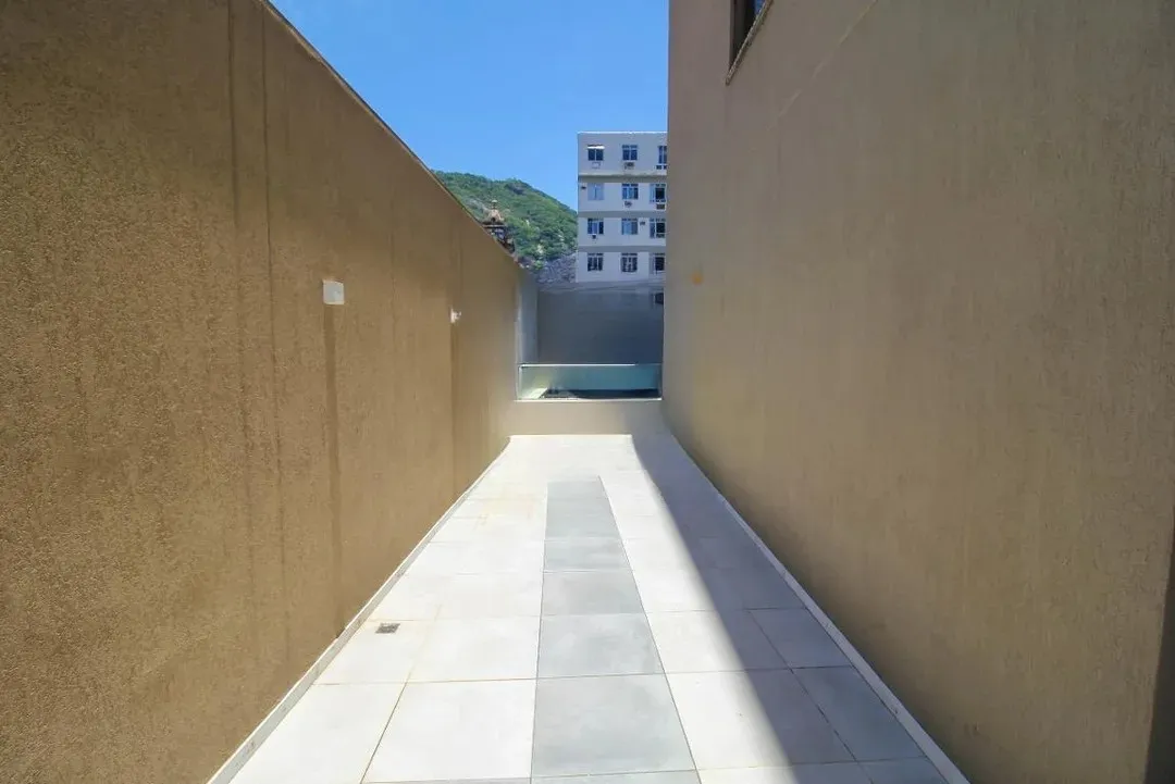 TRIO BOTAFOGO CONDOMINIO vista interna do corredor de apartamentos com iluminação LED e piso antiderrapante.