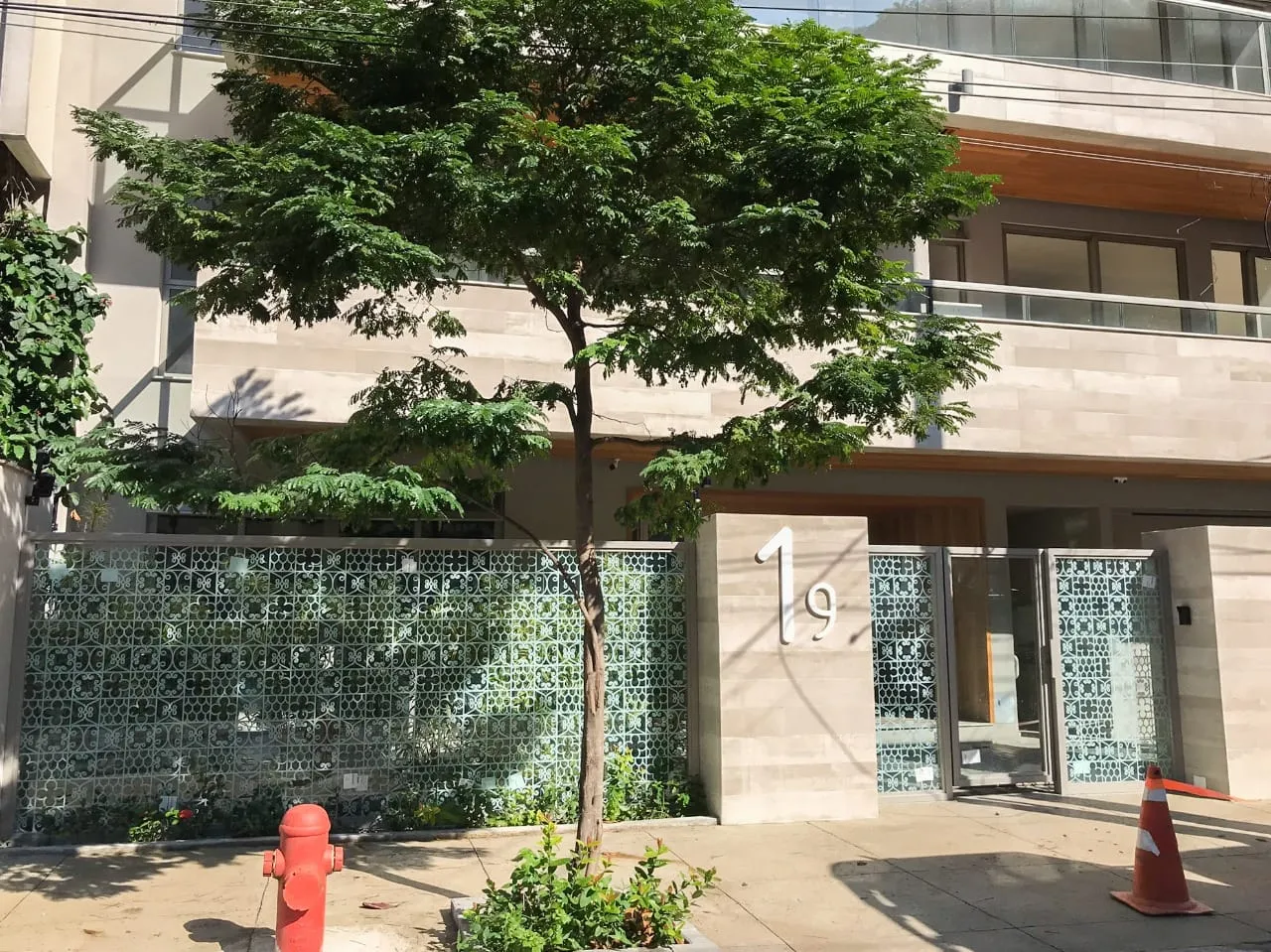 Edifício Di Iulio Urca, fachada moderna com varandas e vista para o Pão de Açúcar.