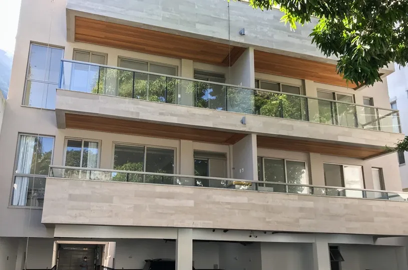 Edifício Di Iulio Urca, arquitetura residencial com esquadrias em alumínio e área de lazer.