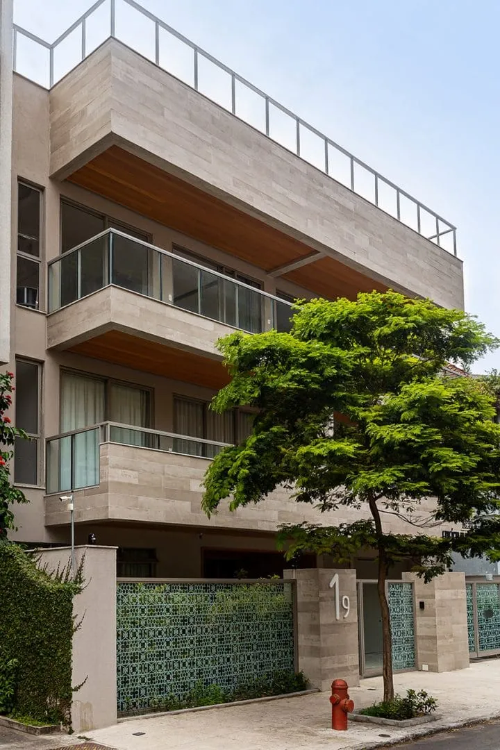 Edifício Di Iulio Urca, cozinha planejada com armários em madeira e bancada de granito.
