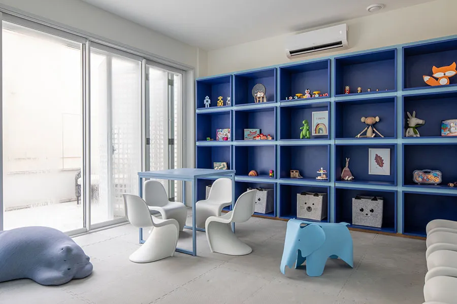 Sala de estar do NOVE IPANEMA MOZAK com acabamentos de alto padrão