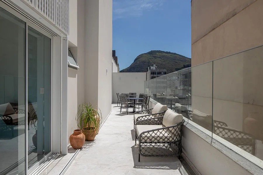 Quarto suíte do NOVE IPANEMA MOZAK com conforto térmico e iluminação natural