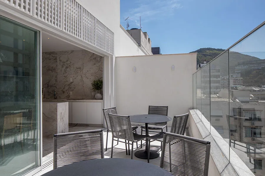 Cozinha integrada do NOVE IPANEMA MOZAK com tecnologia e automação residencial