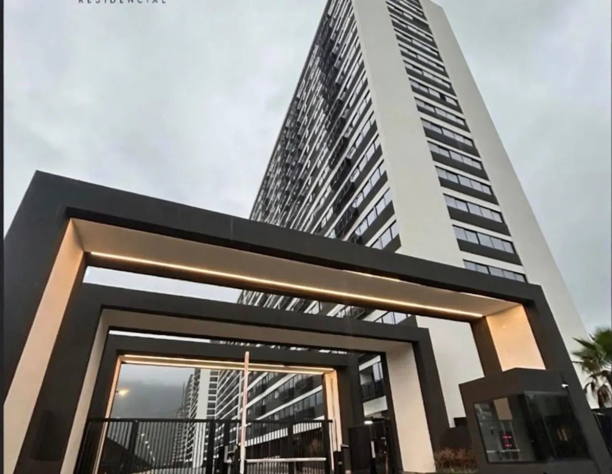 Fachada externa do Etehe Residencial: Prédio residencial moderno com arquitetura contemporânea e detalhes em vidro na Barra Olímpica.