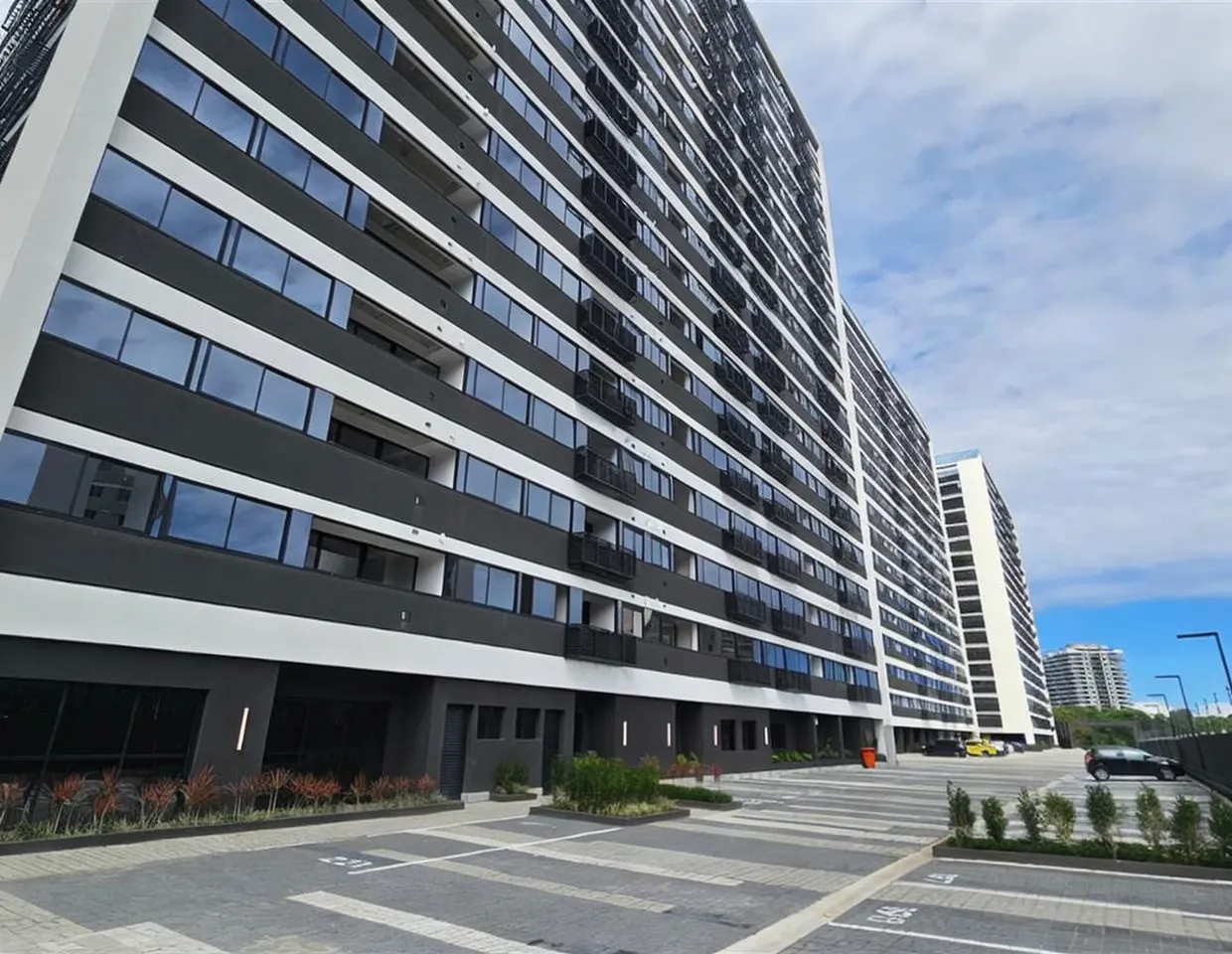 Interior de apartamento com 2 quartos: Sala integrada com varanda gourmet, piso em porcelanato e iluminação embutida no Etehe Residencial.