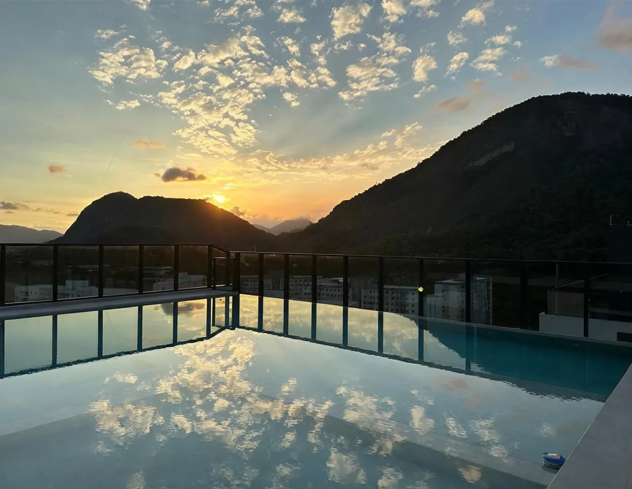 Piscina do Etehe Residencial: Piscina climatizada com raia, deck molhado, espreguiçadeiras ao redor e paisagismo integrado.