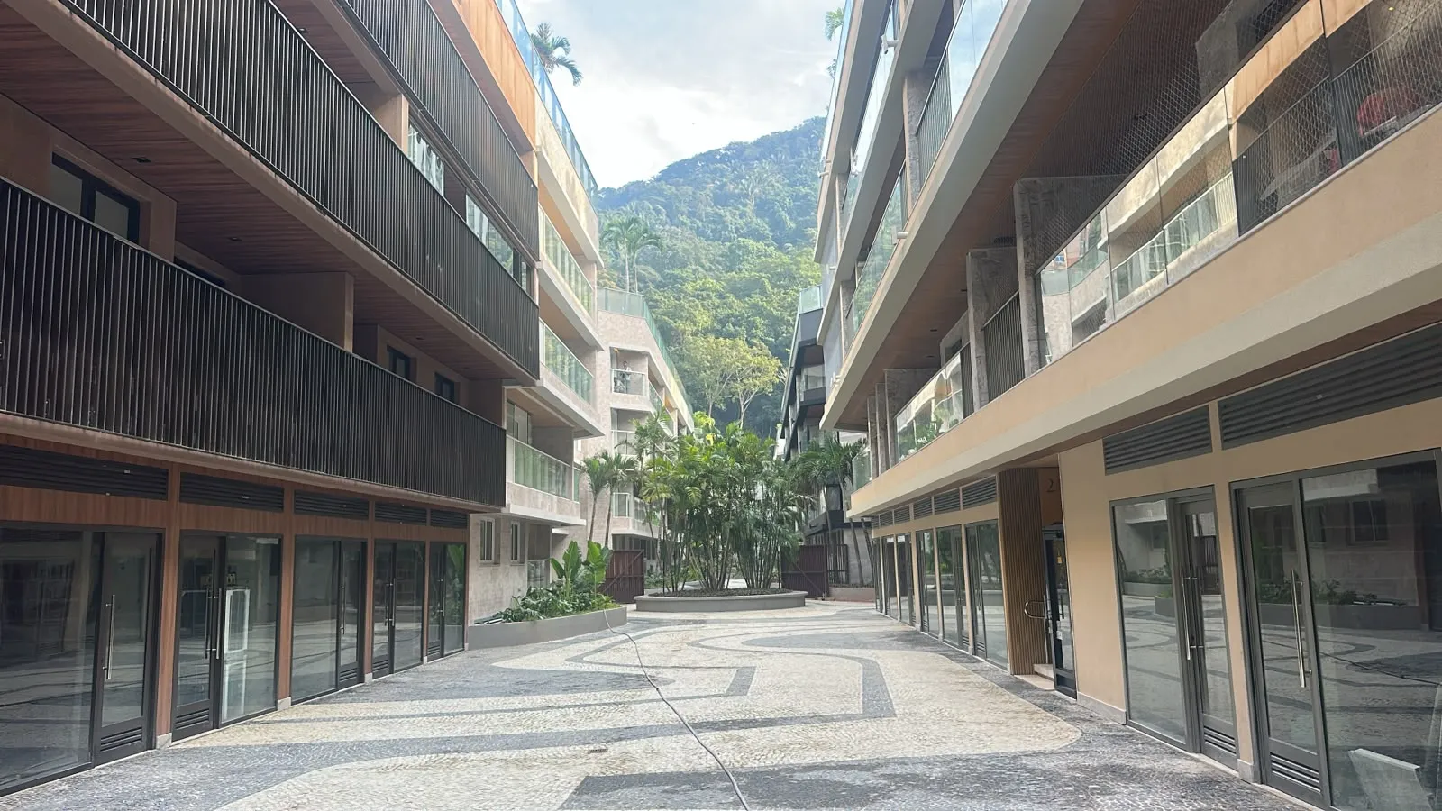 Família aproveitando o Parque Sustentável da Gávea em dia ensolarado