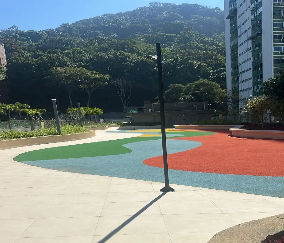 Bancos de praça e áreas de descanso sombreadas no Parque Sustentável da Gávea.