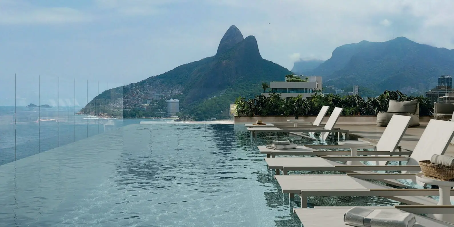 Piscina de borda infinita no rooftop 23º andar do IPA Studios Design com vista 360º para Ipanema