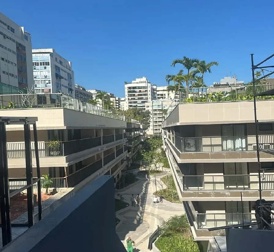 Pessoas caminhando na trilha de visitantes do Parque Sustentável da Gávea.