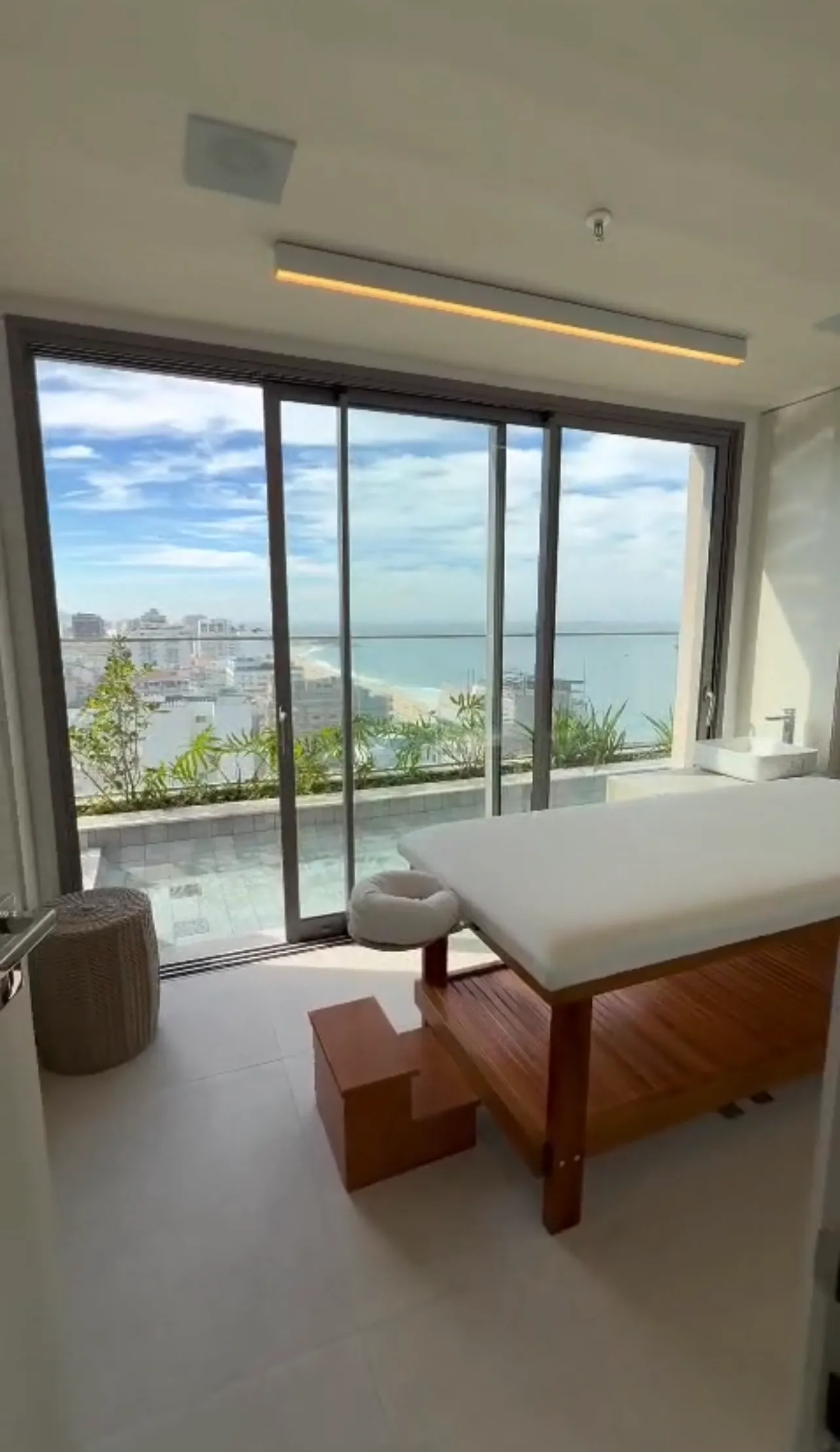 Sala de massagem e repouso no SPA do IPA Studios Design, momento de relaxamento RJ
