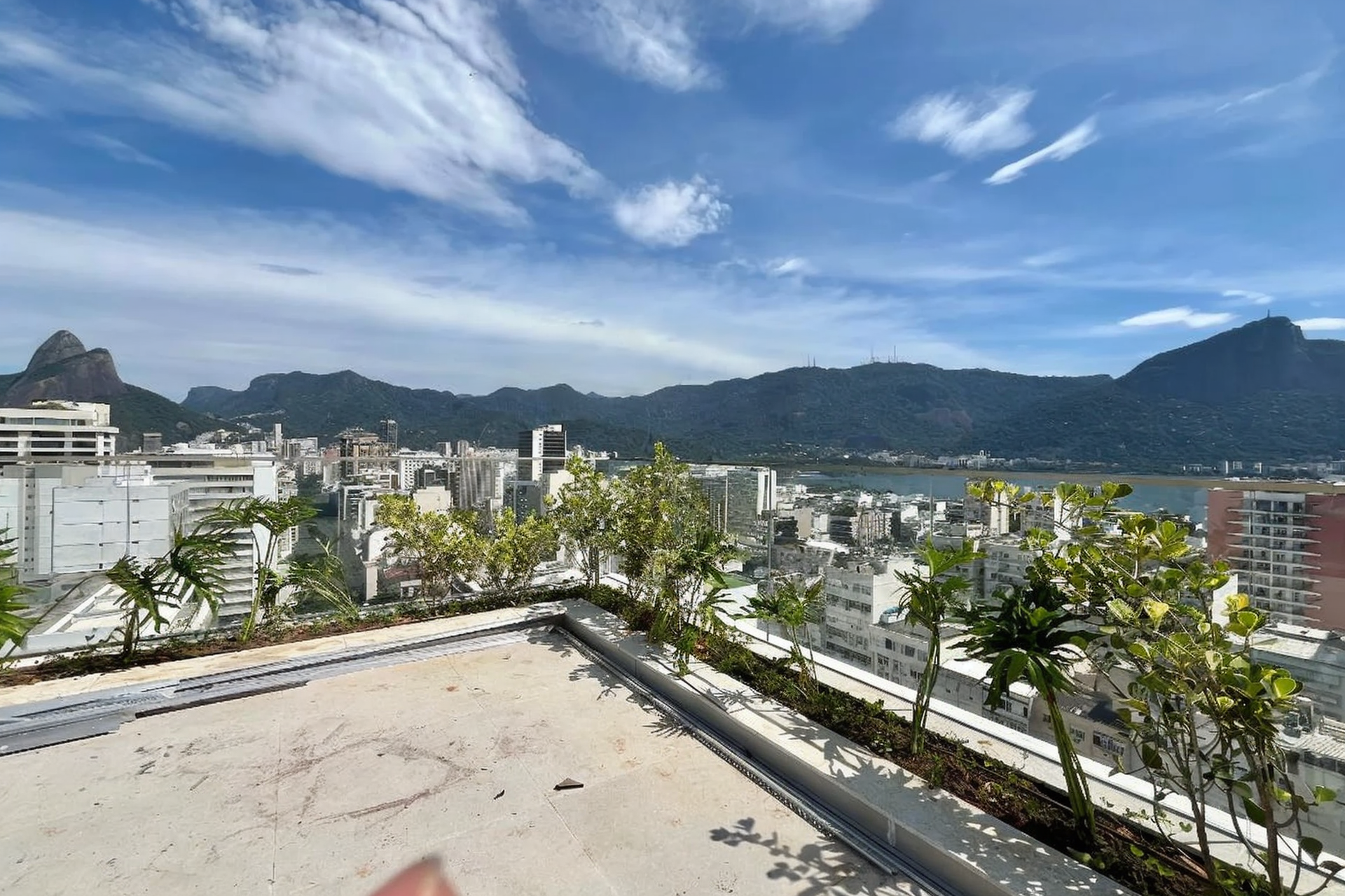 Acesso pedestre do IPA Studios Design na Rua Prudente de Morais entre Maria Quitéria e Garcia d'Ávila