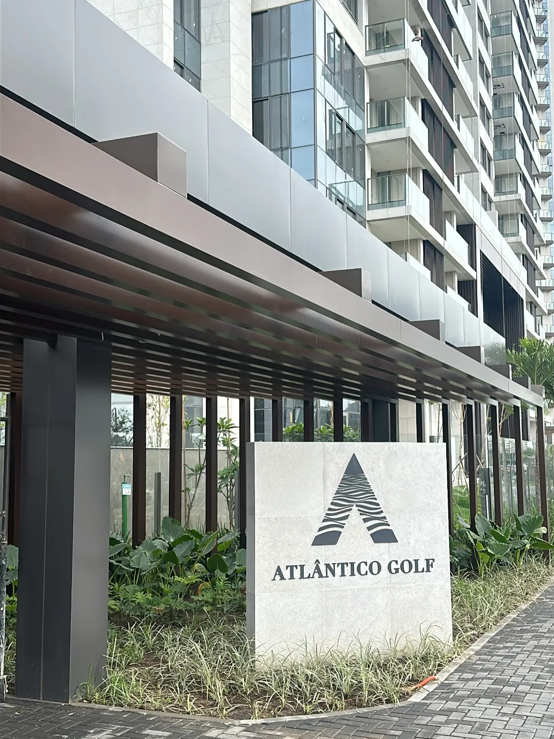 Atlântico Golf condomínio residencial de alto padrão com fachada moderna e área de lazer.