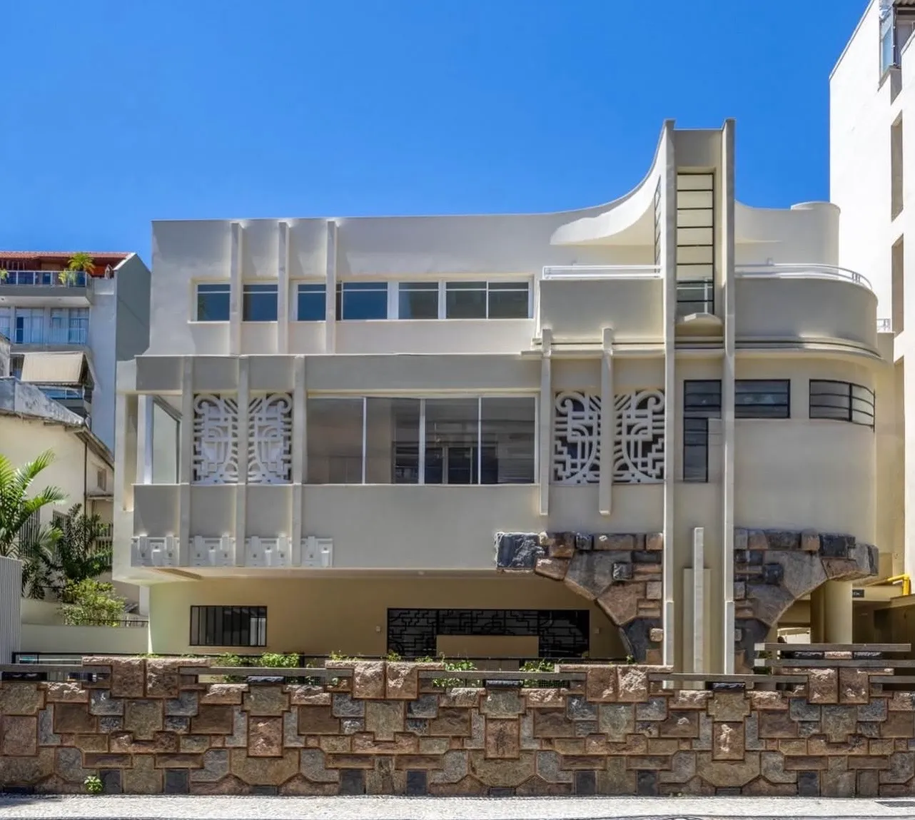 Raro palacete Art Deco com arquitetura icônica, janelas em ferro e elementos decorativos típicos do estilo