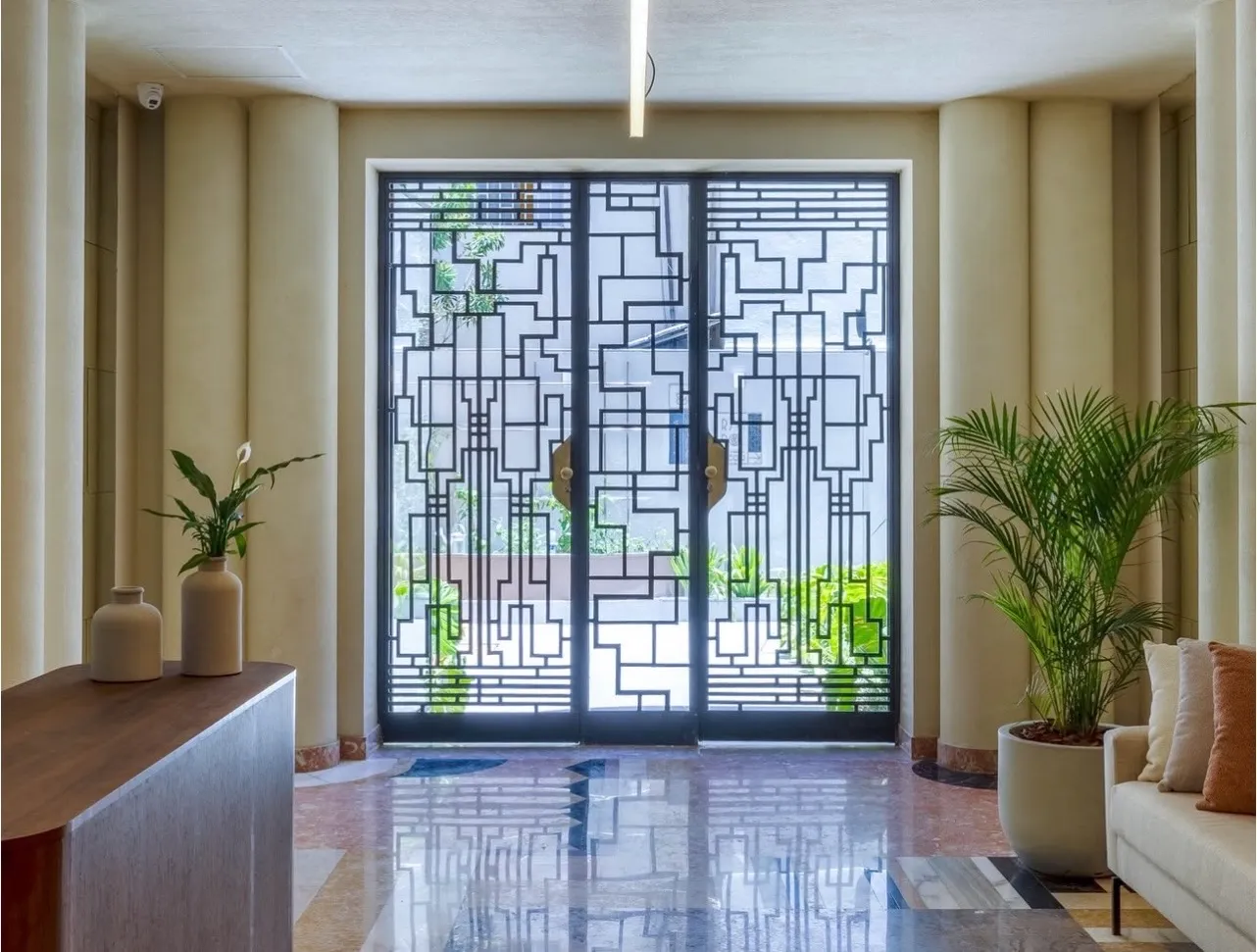 Raro palacete art déco em localização privilegiada, ideal para quem valoriza exclusividade, história, design e uma residência verdadeiramente singular.