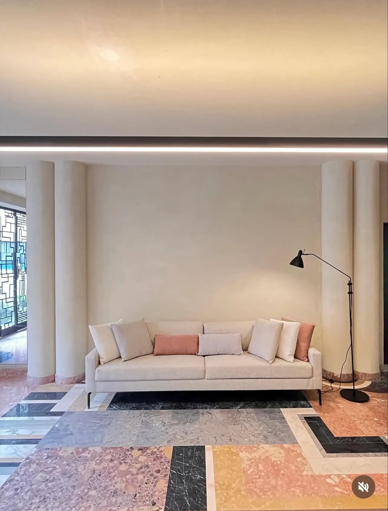 Conheça este raro palacete art déco, uma propriedade exclusiva que combina patrimônio arquitetônico, elegância clássica e conforto em cada ambiente.