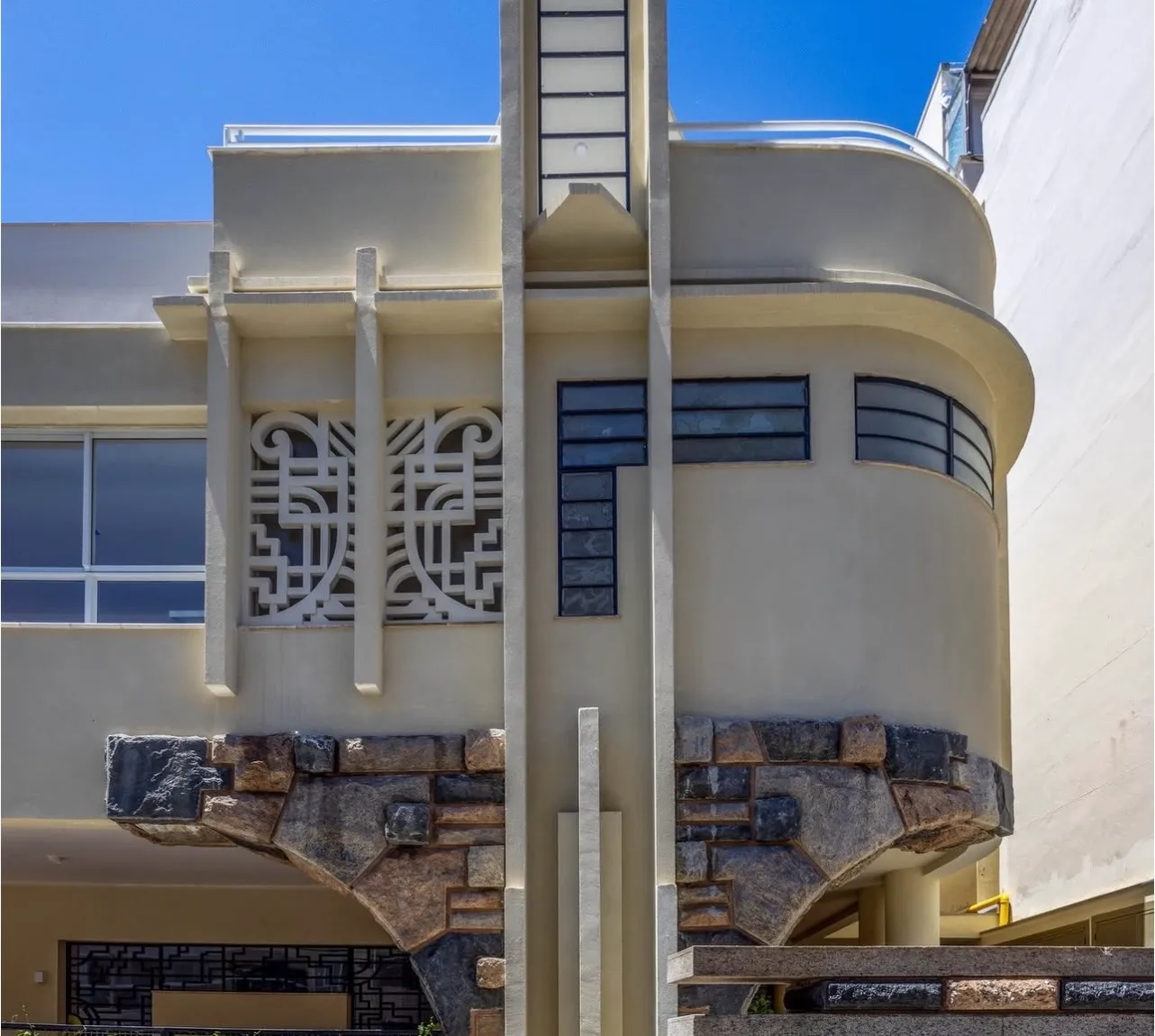 Uma oportunidade única para conhecer um raro palacete art déco, com fachada marcante, detalhes arquitetônicos preservados e atmosfera sofisticada.