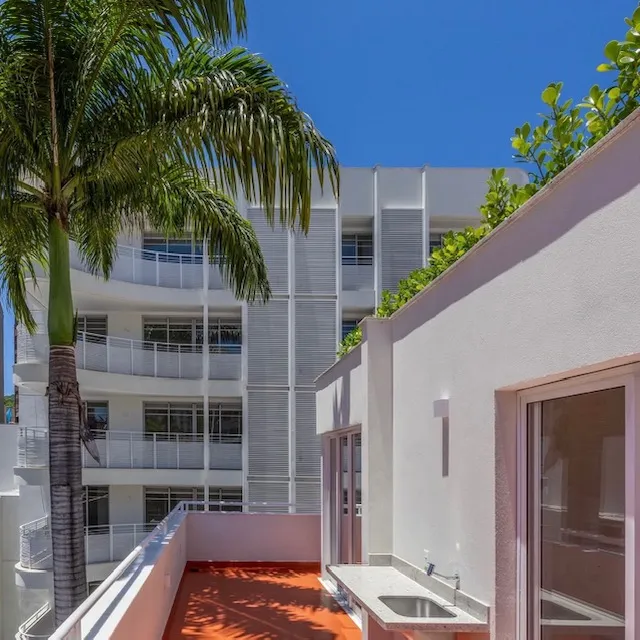 Raro palacete art déco com espaços amplos, arquitetura diferenciada e muita personalidade. Consulte informações completas sobre este imóvel exclusivo.