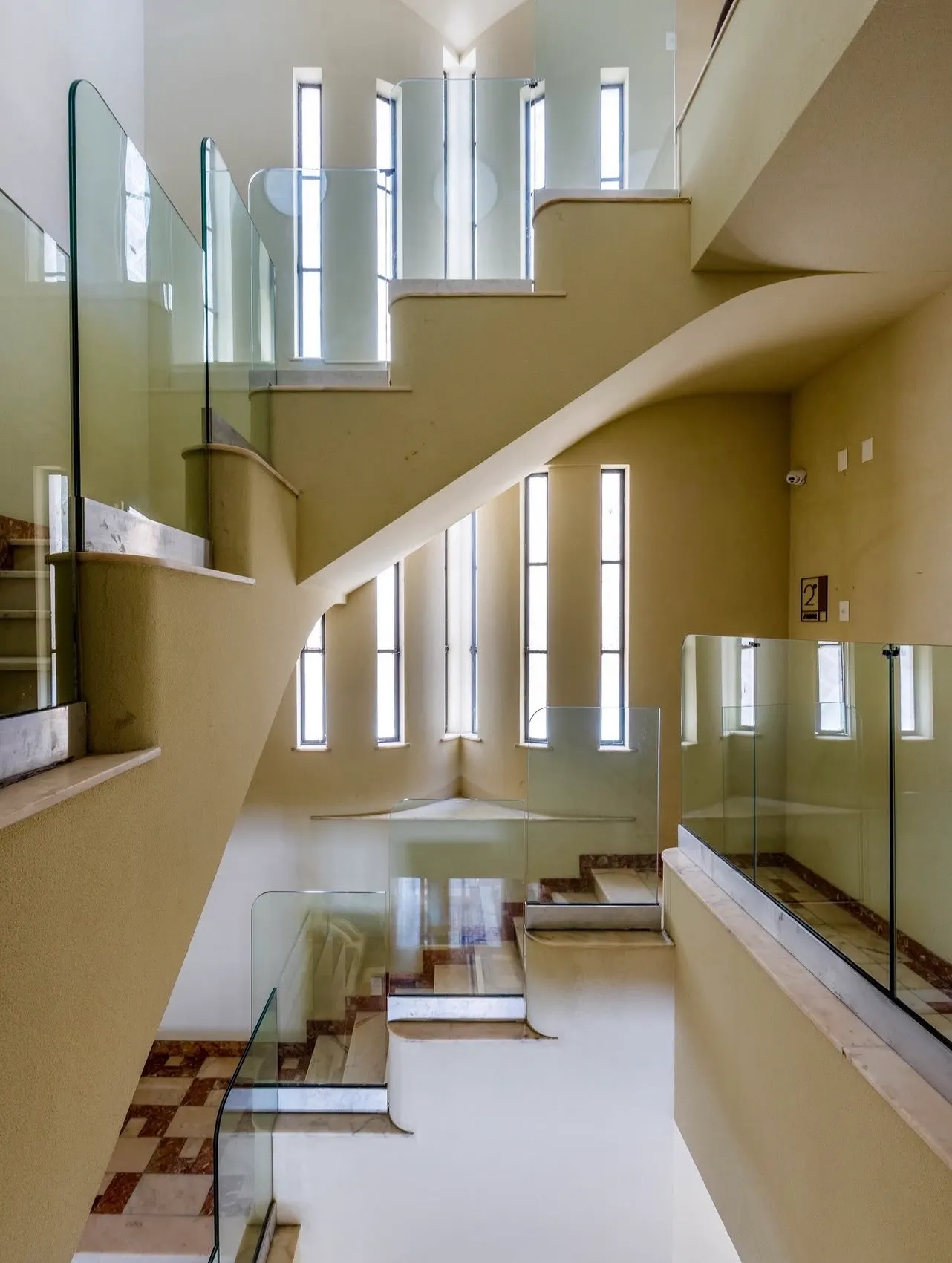 Viva a história em um raro palacete art déco, com beleza atemporal, ambientes imponentes e características que fazem deste imóvel uma verdadeira raridade.