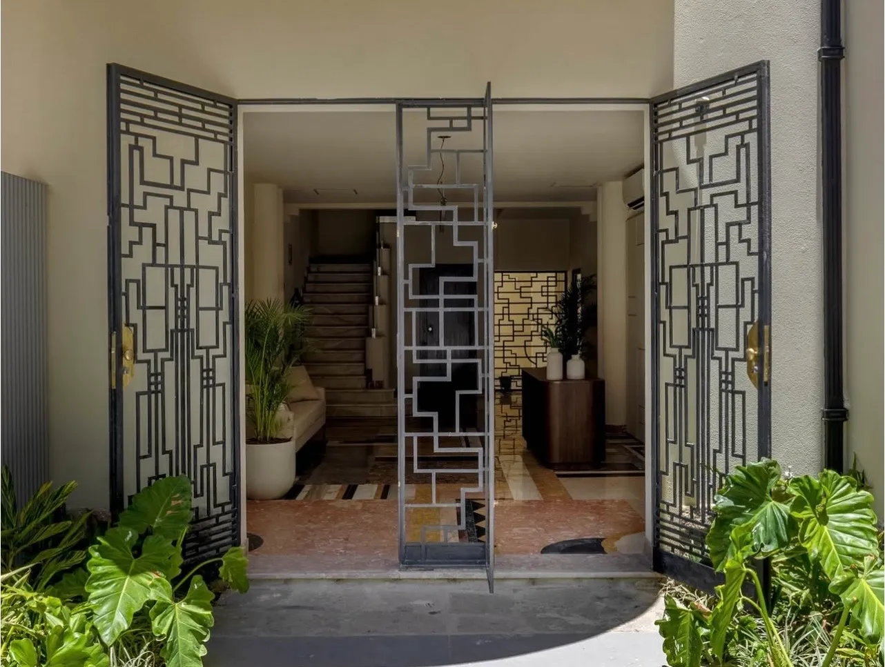 Raro palacete art déco para quem busca um imóvel exclusivo no Rio de Janeiro. Conheça sua arquitetura, seus ambientes e sua história.