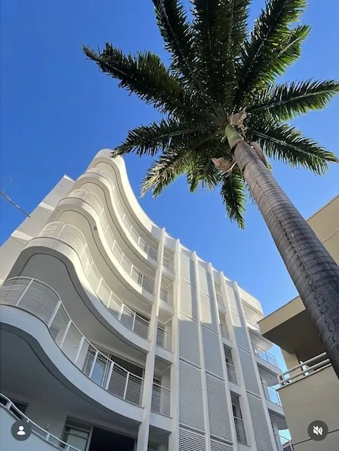 Raro palacete art déco: uma joia arquitetônica com charme original, espaços generosos e grande valor histórico. Saiba mais sobre esta propriedade.