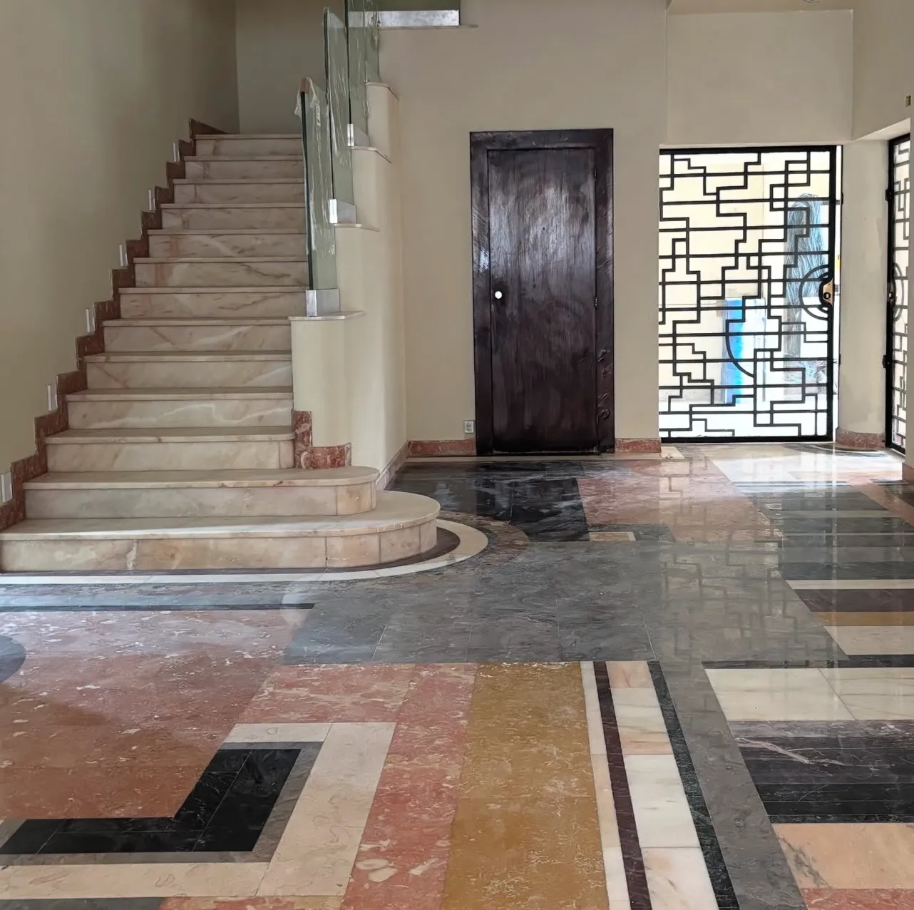 Raro palacete art déco para venda, com personalidade, história e beleza incomparável. Fale com a Lugar Certo Imóveis e agende uma visita.