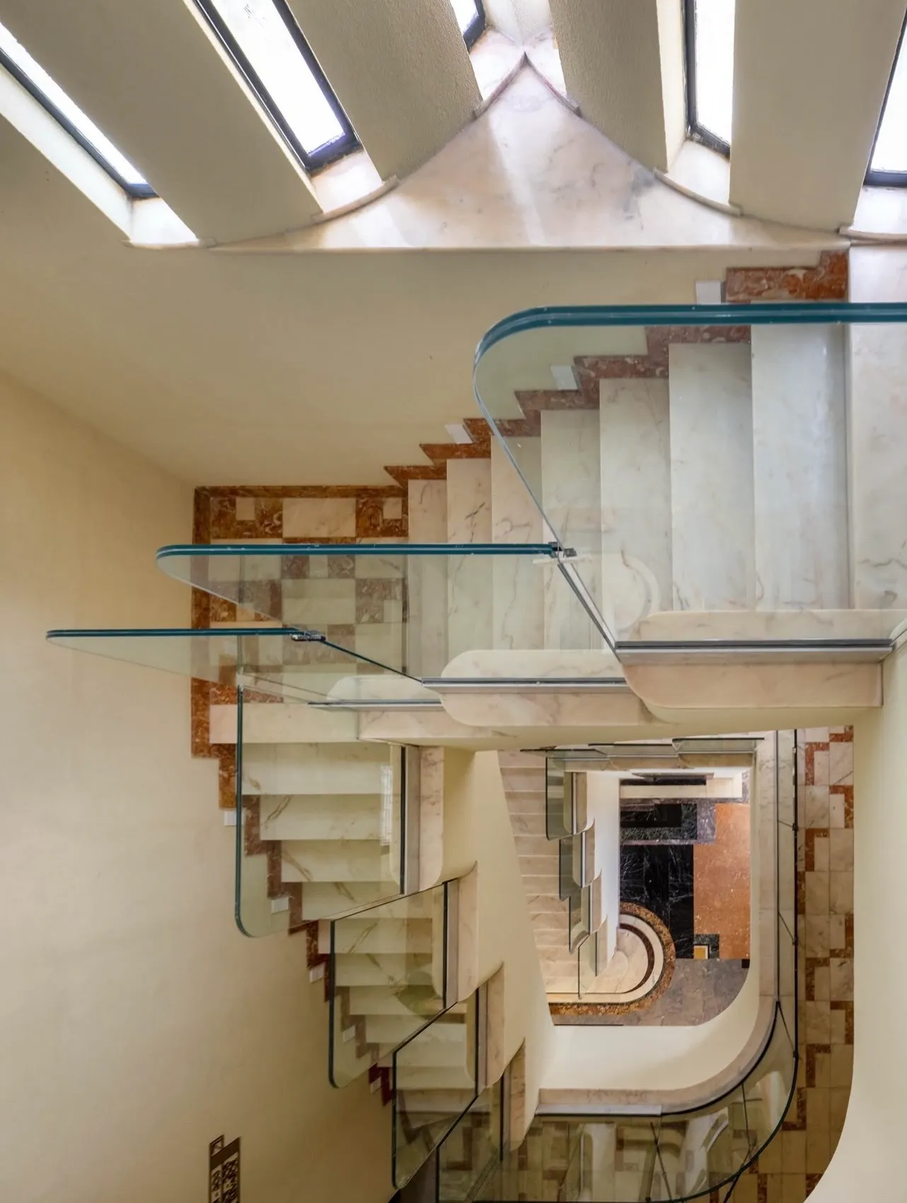 Descubra a sofisticação de um raro palacete art déco, com elementos originais e uma atmosfera única. Acesse a página e saiba mais sobre o imóvel.