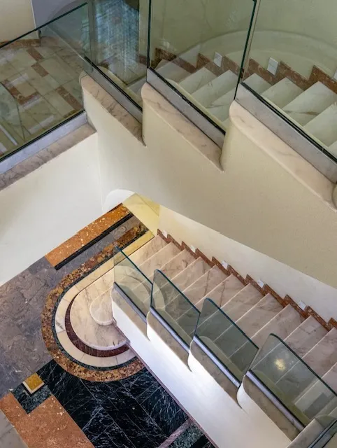 Raro palacete Art Deco com planta ampla, pé-direito alto e iluminação natural em todos os ambientes