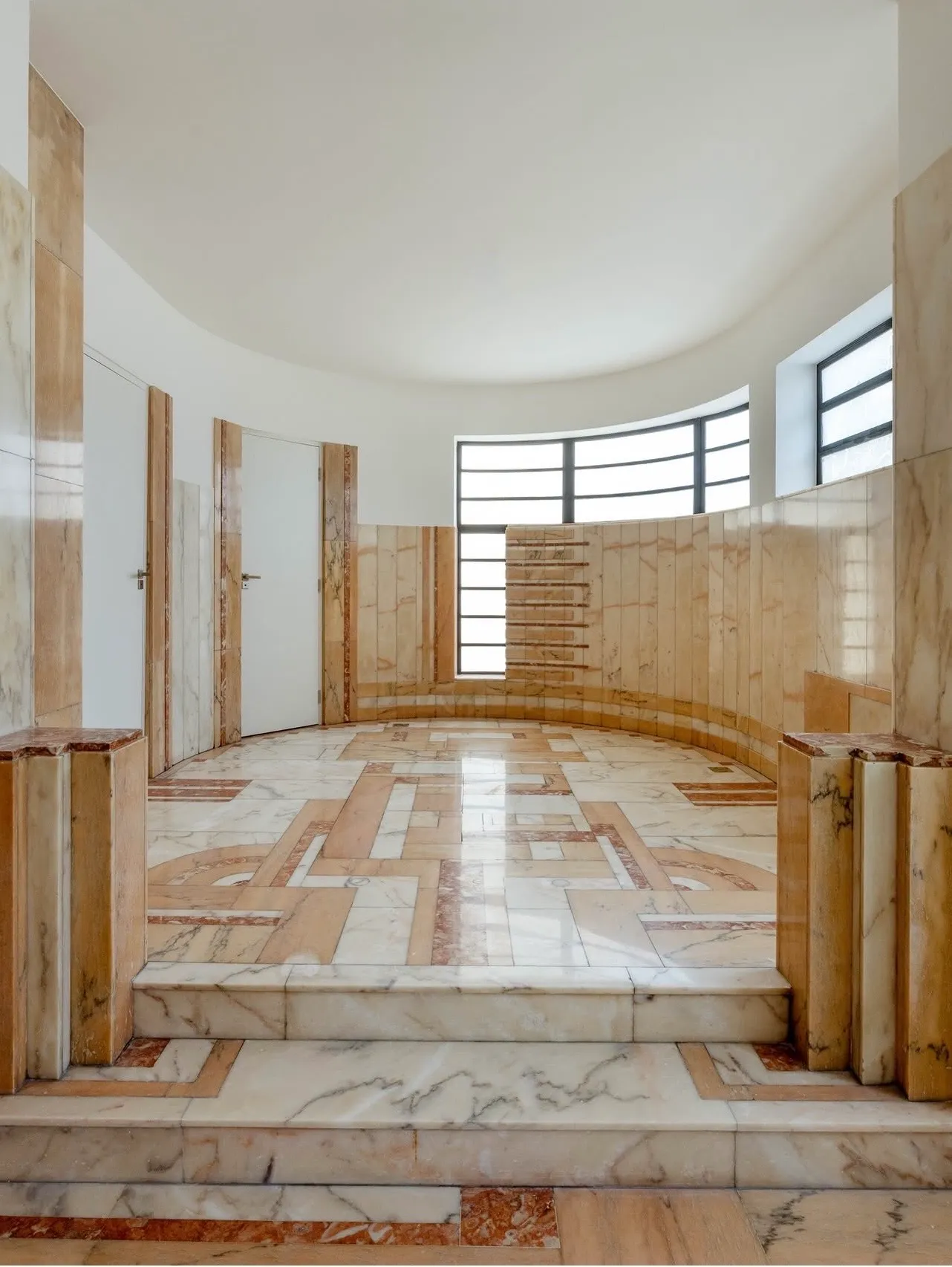 Raro palacete art déco que preserva charme, história e arquitetura sofisticada. Conheça todos os detalhes deste imóvel único e surpreendente.