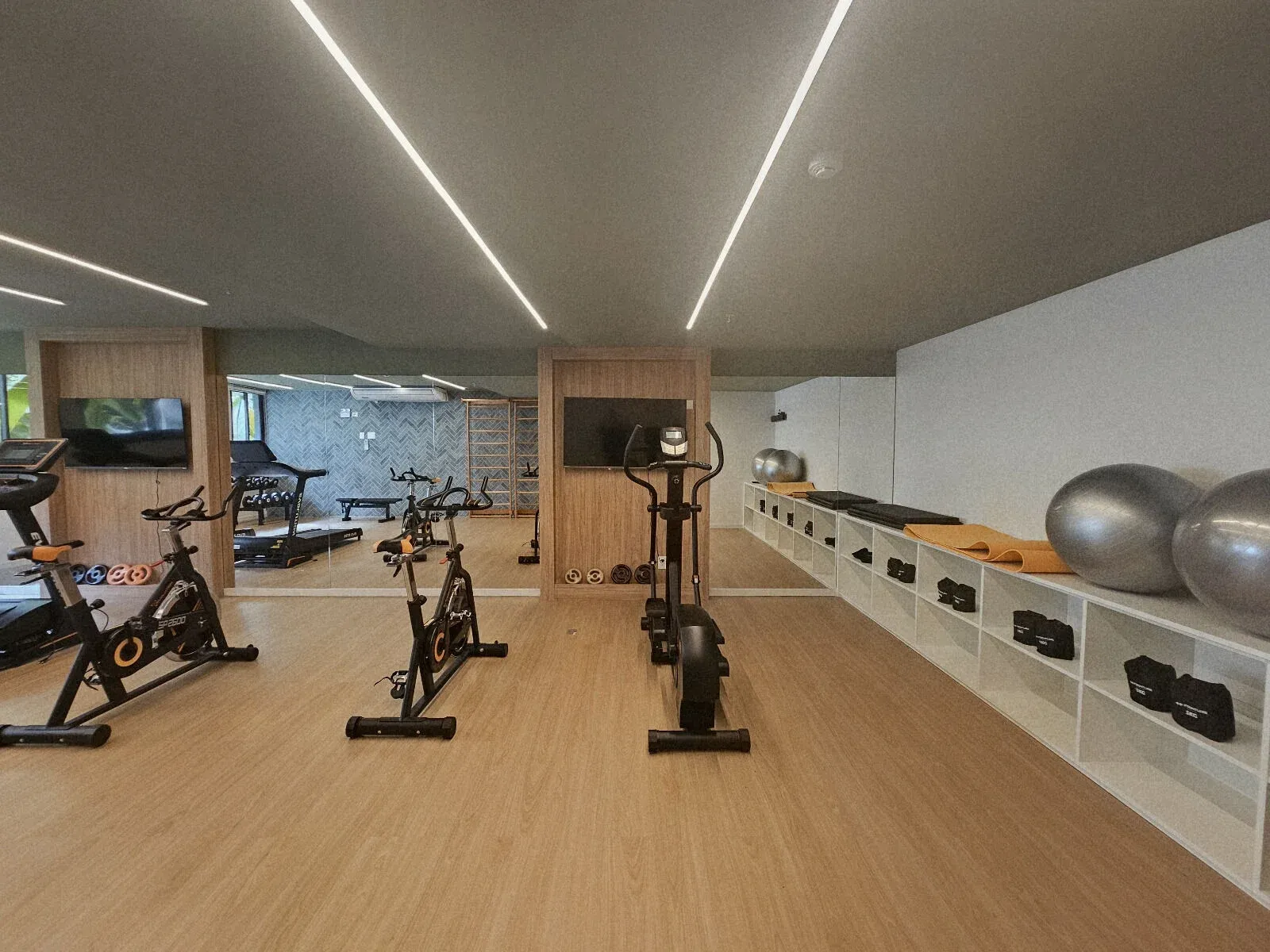Quarto planejado da Double Suíte do Alma Ipanema, exibindo marcenaria moderna, iluminação embutida e ampla janela.