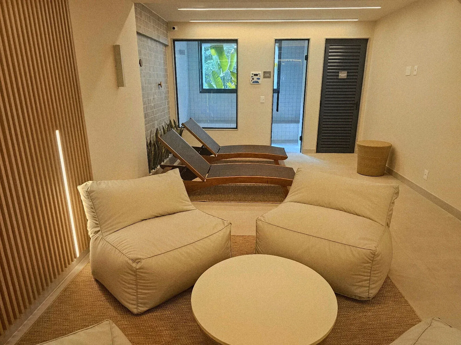 Maquete eletrônica da fachada do Alma Ipanema Residencial, um prédio contemporâneo com varandas de vidro, linhas fluidas e vegetação.