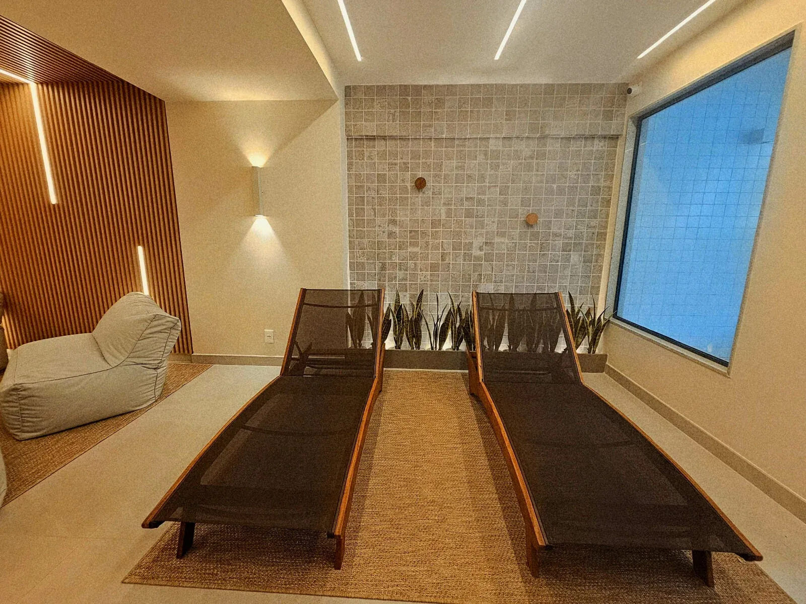 Suíte master espaçosa e aconchegante, com grandes janelas e acabamentos premium.