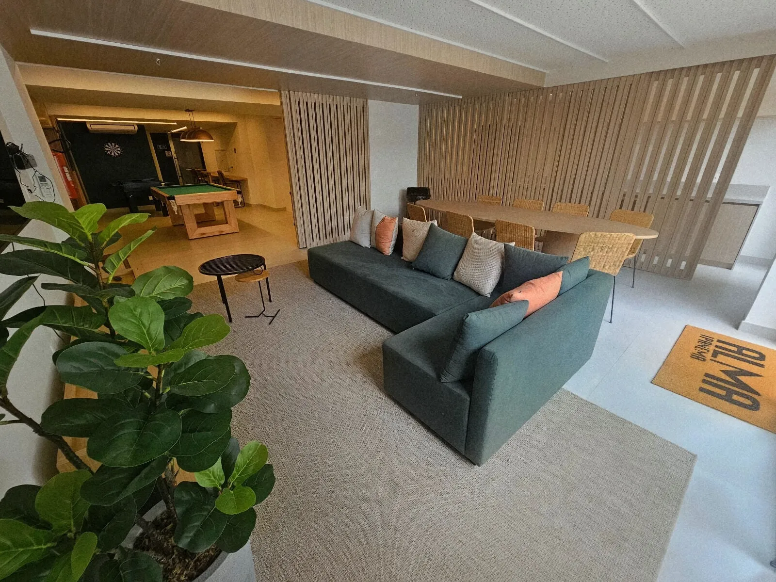 Espaço gourmet no rooftop decorado com mobiliário de alto padrão, churrasqueira e vista deslumbrante para a Lagoa Rodrigo de Freitas
