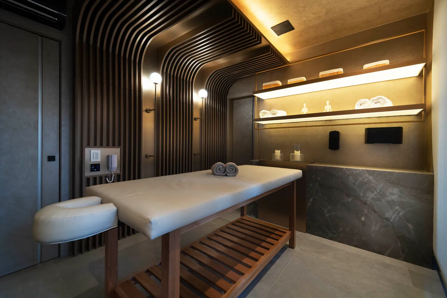 Detalhe de acabamento premium na cozinha americana integrada do Iconyc by Yoo, exibindo bancada de quartzo e marcenaria sob medida