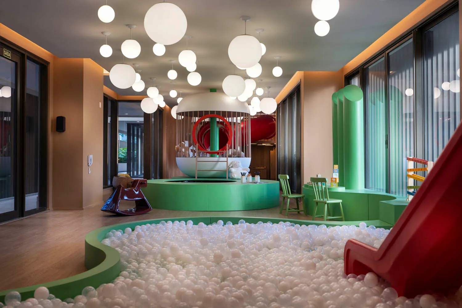 Lobby de entrada com pé-direito duplo e design exclusivo assinado pela grife mundial Yoo, decorado com poltronas luxuosas.