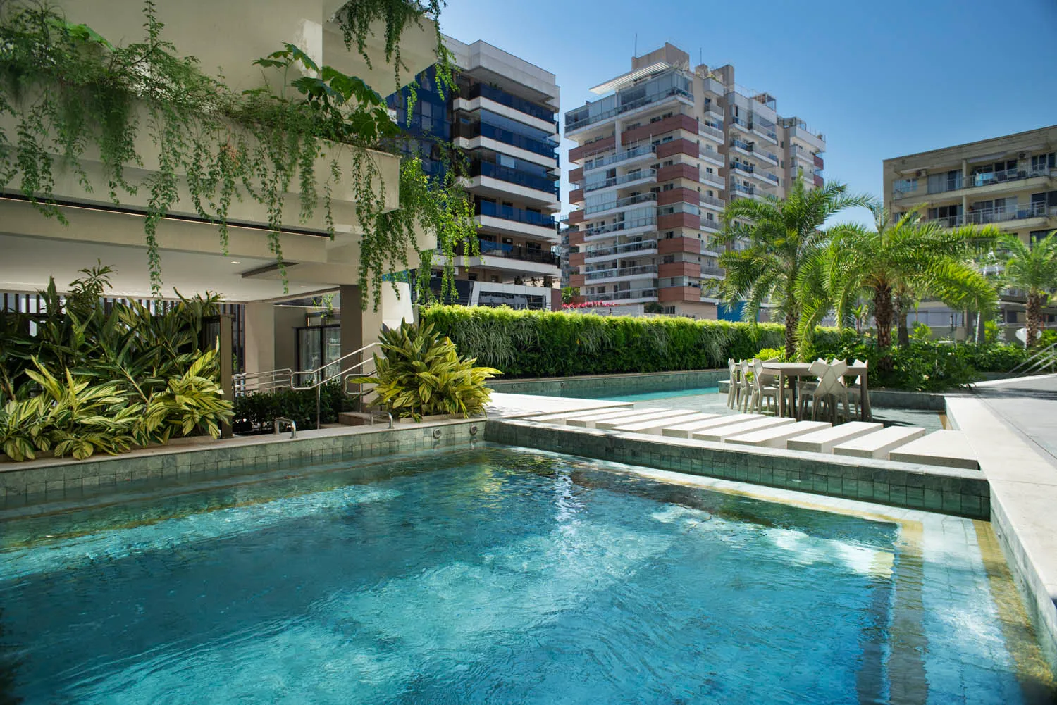 Fachada imponente do edifício residencial Iconyc by Yoo em Botafogo, com design moderno, linhas geométricas marcantes e grandes painéis de vidro.