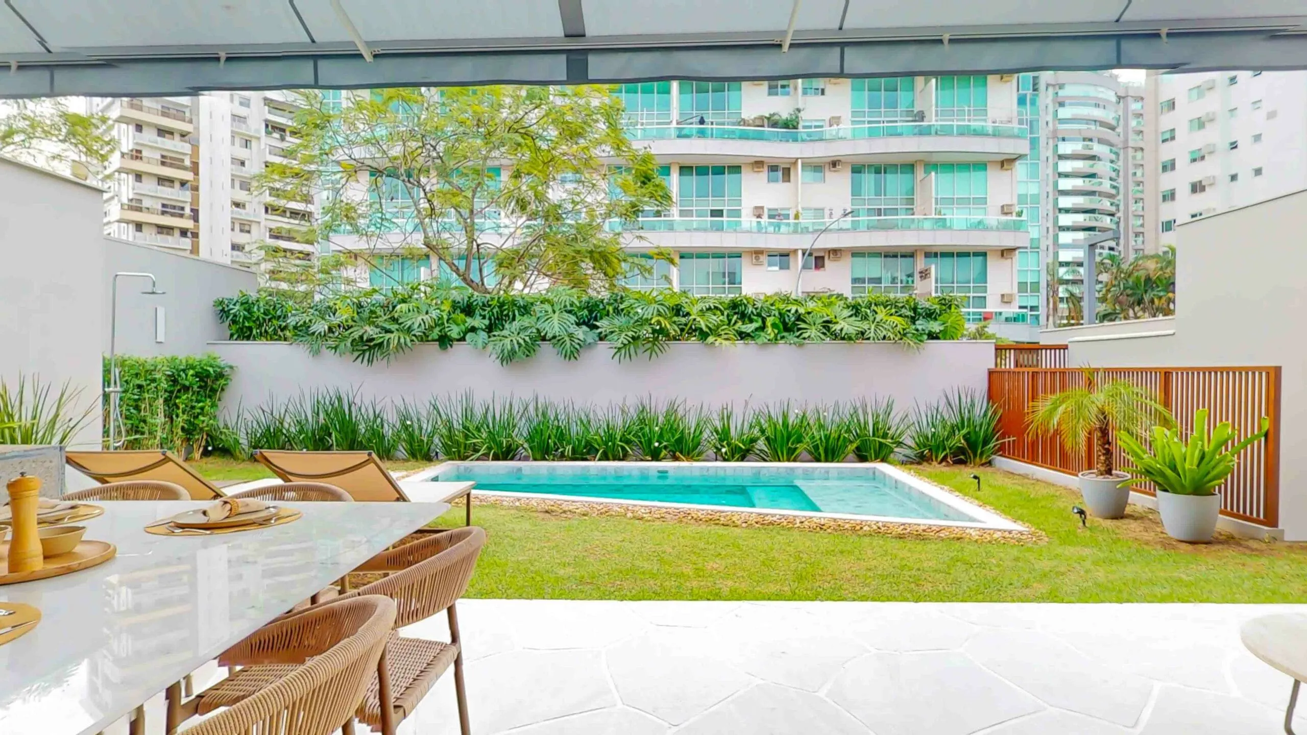 "Perspectiva de projeto das casas suspensas do Insigna Classic com amplos ambientes e varanda."
